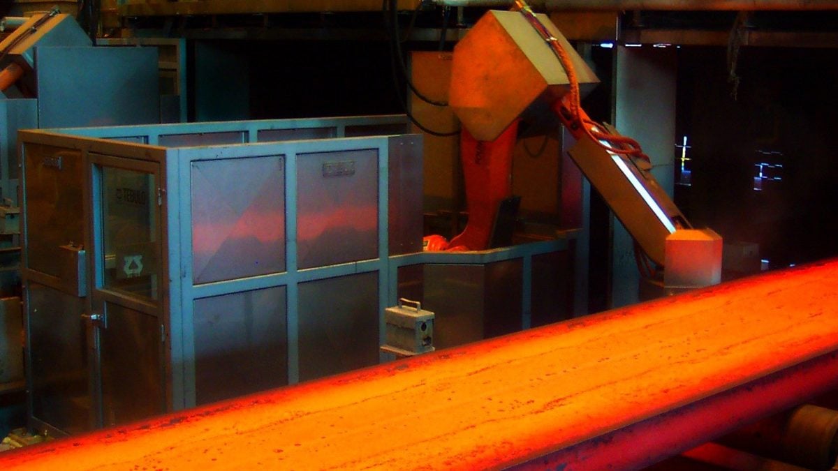 Robot arm handling hot material