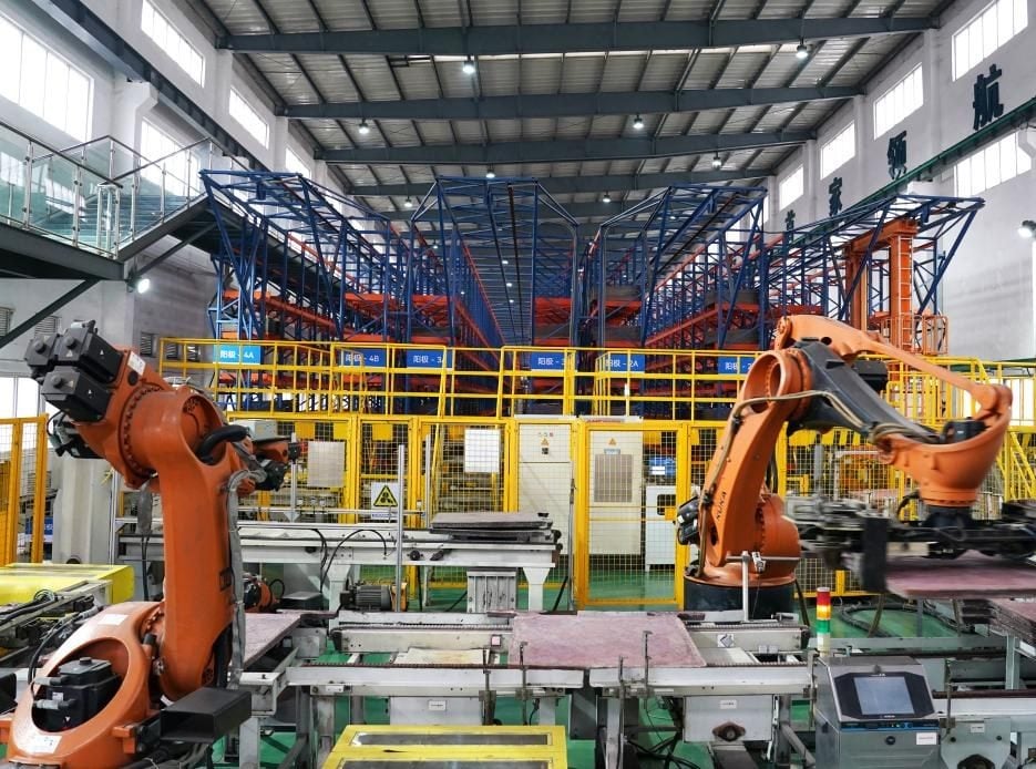Fixed robotic arm cell